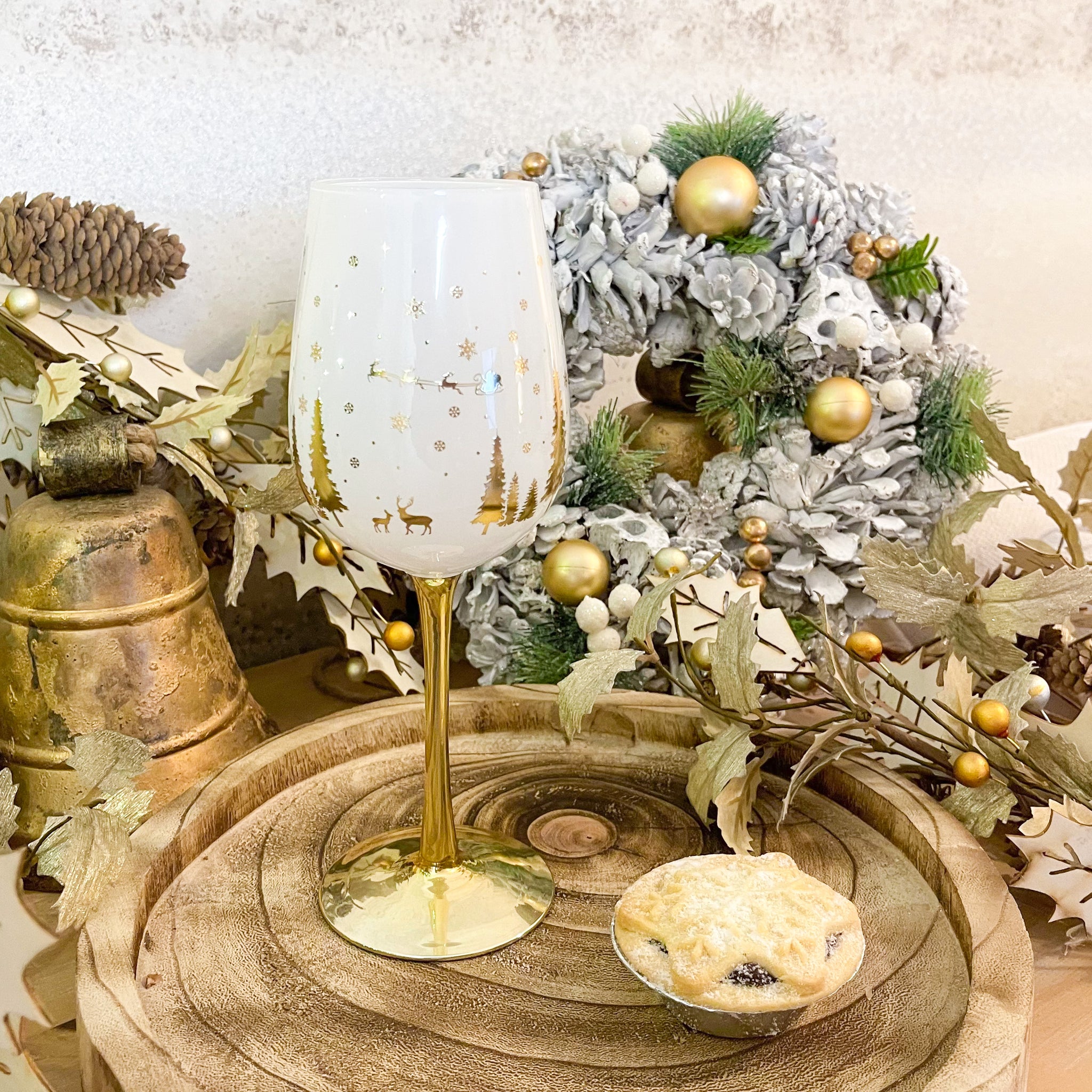 Christmas Wine Glass - Gold